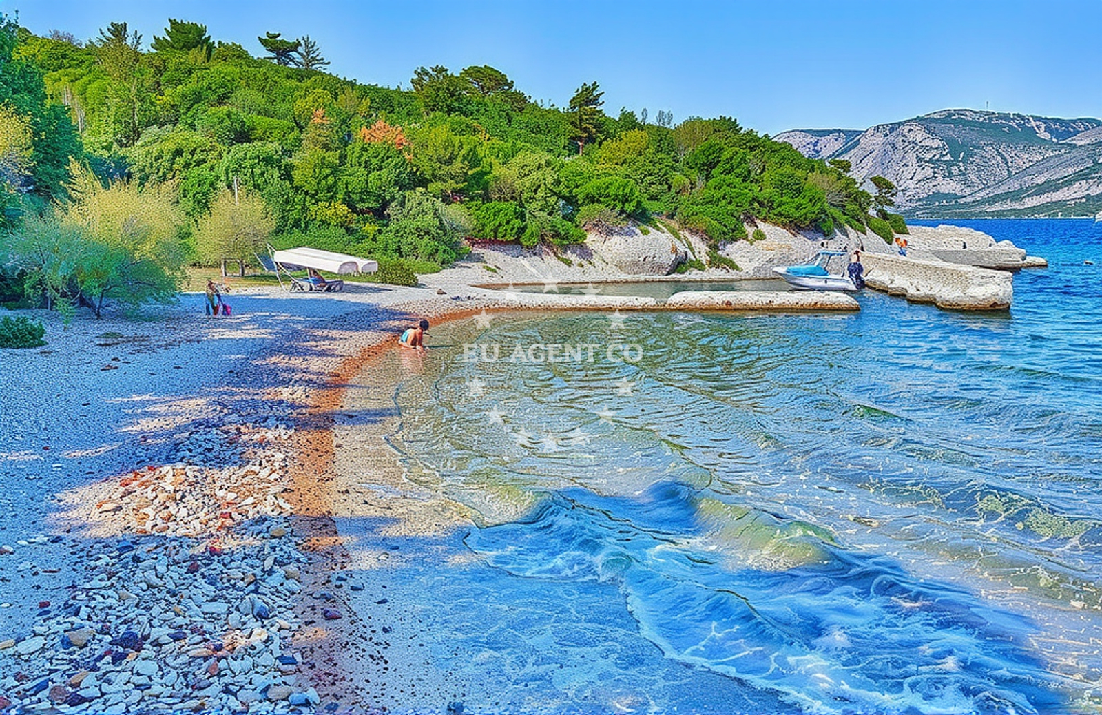 Beach facilities and surroundings at Piske beach