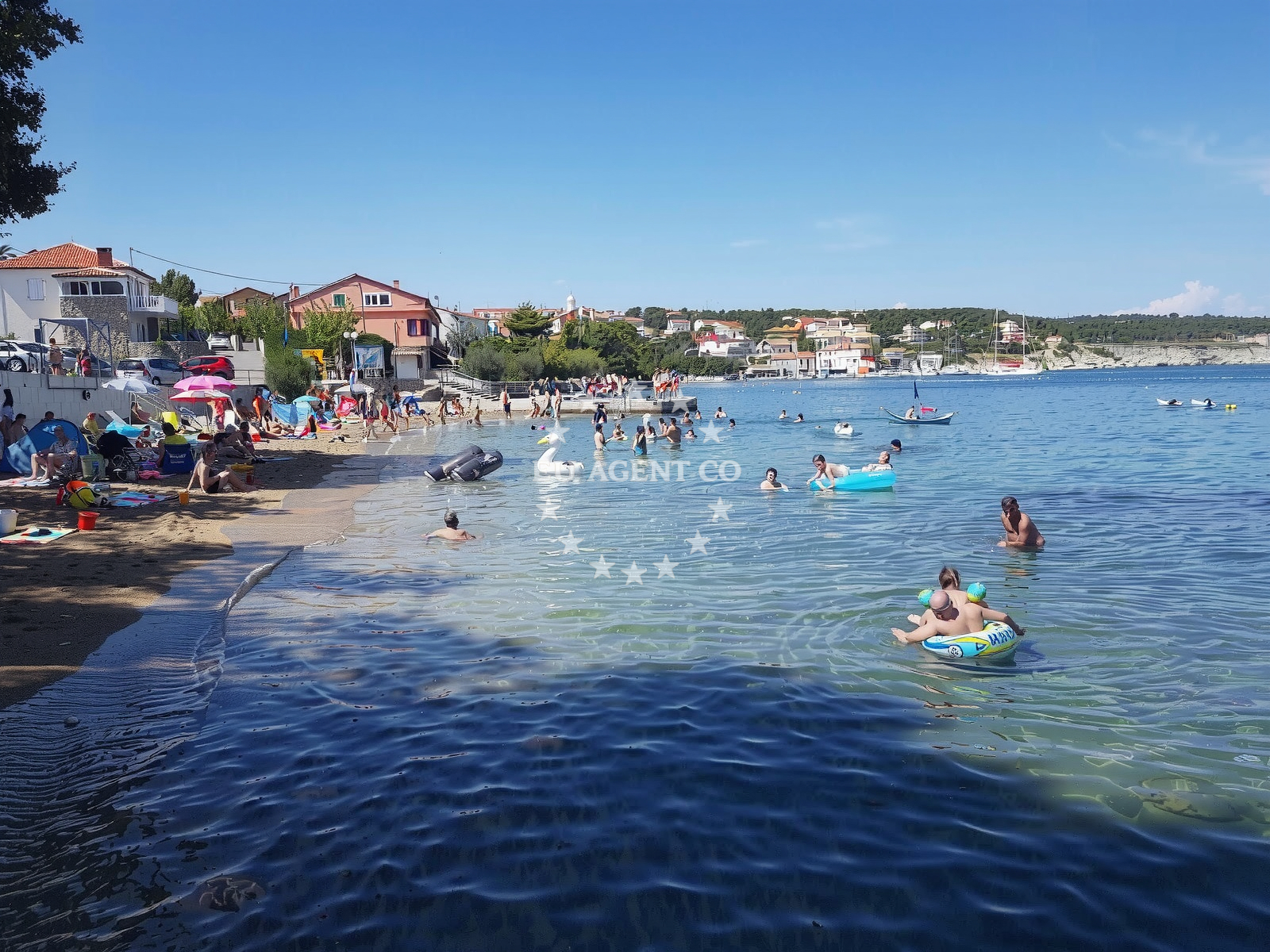Shoreline and swimming area at Pjescana plaza in Konjska 1, Šilo