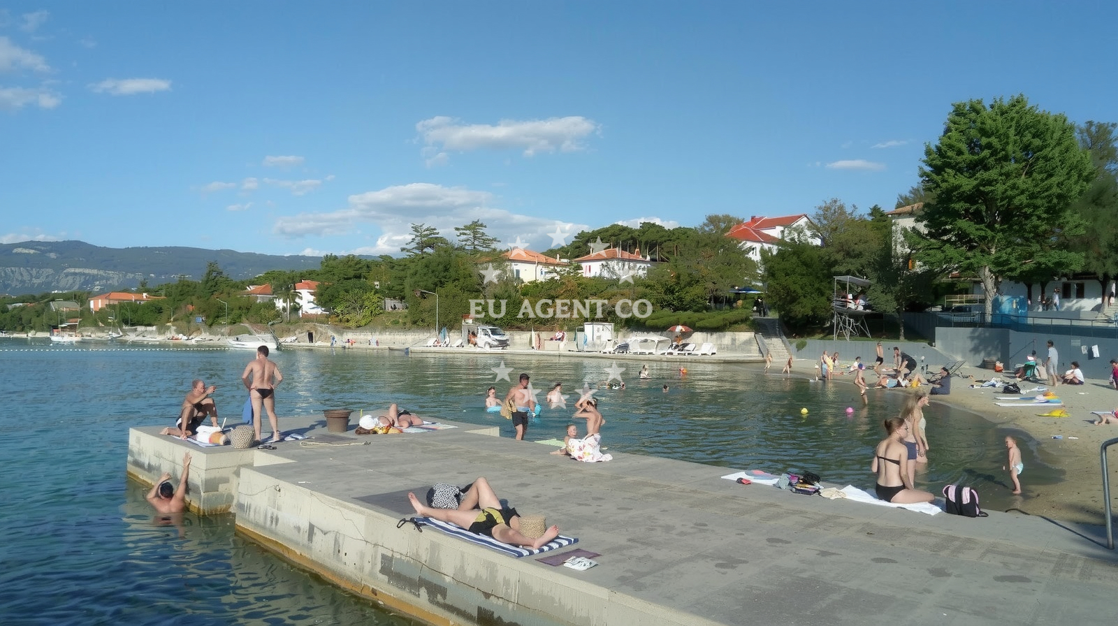 Beach facilities and surroundings at Pjescana plaza in Konjska 1, Šilo