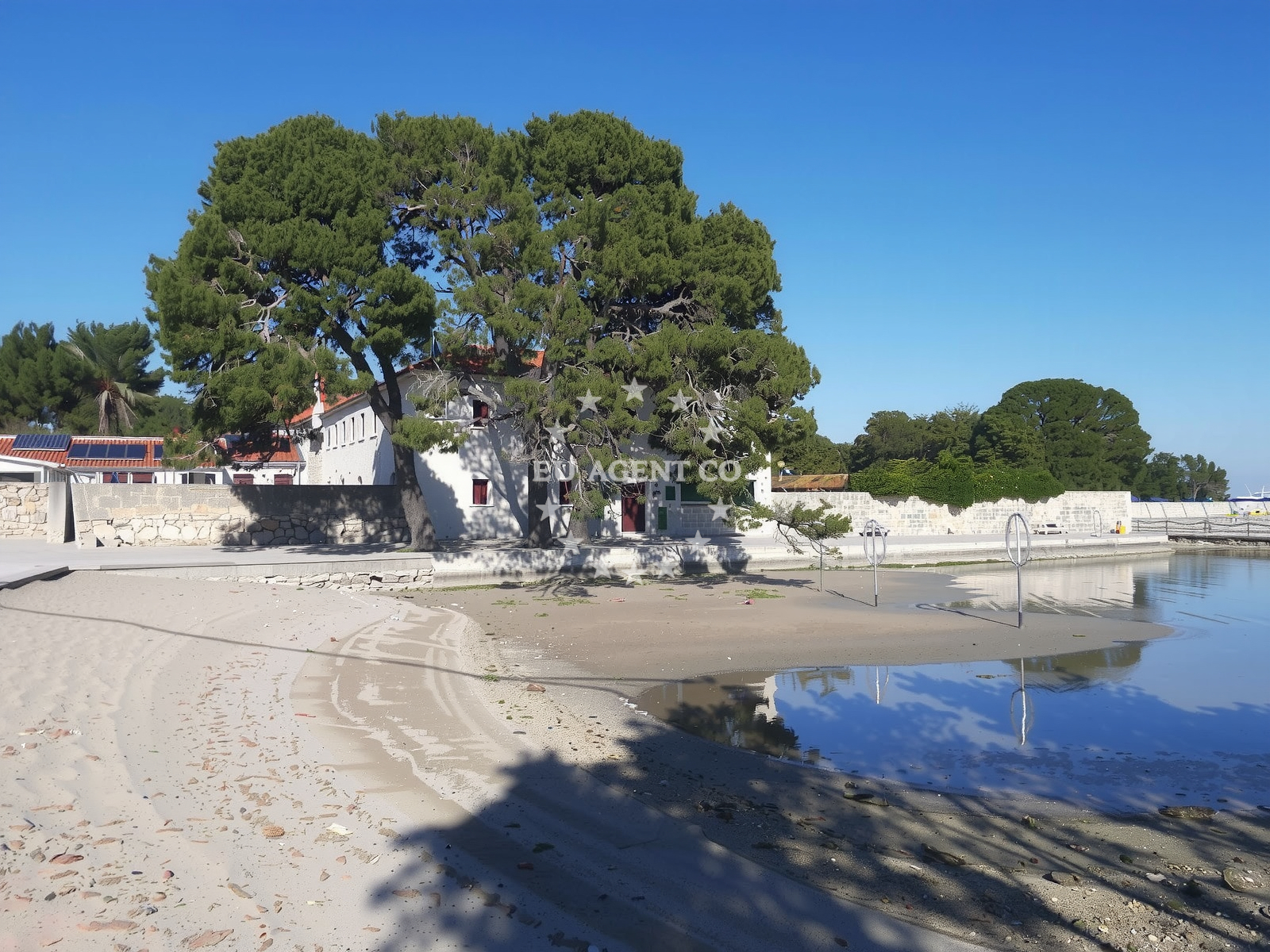 Shoreline and swimming area at Pjescana plaza in Put kućerine 2, Ugljan