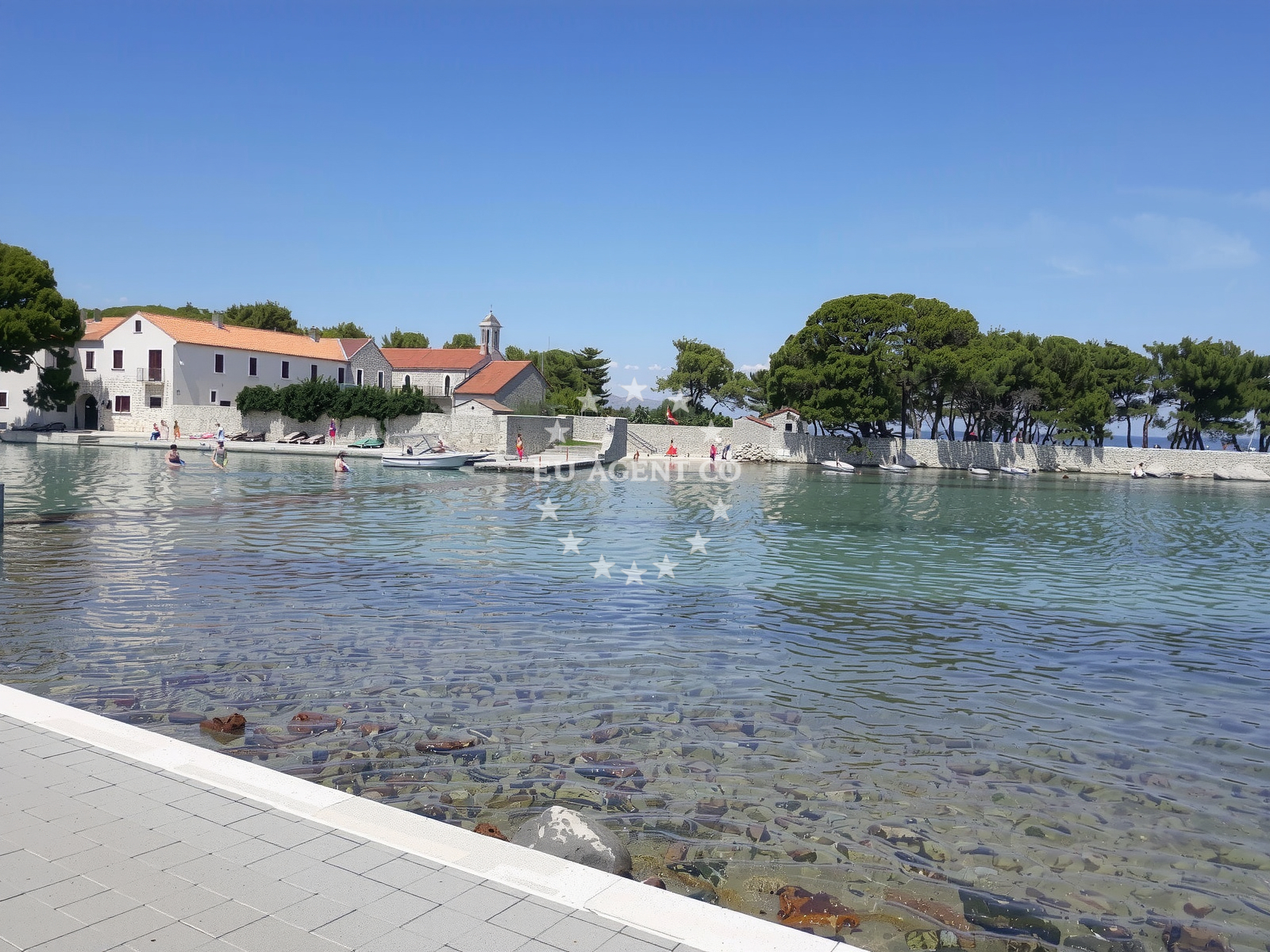 Beach facilities and surroundings at Pjescana plaza in Put kućerine 2, Ugljan