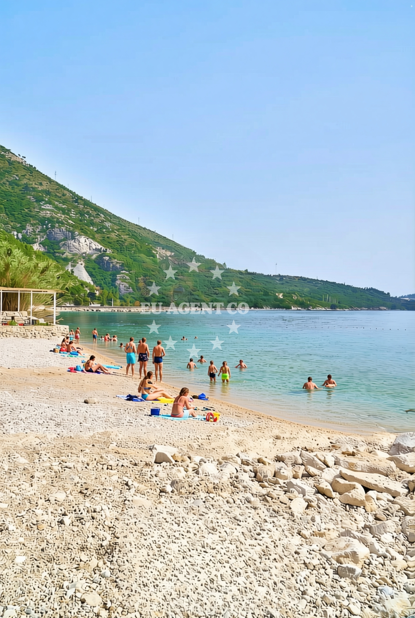 Beach facilities and surroundings at Plat: beaches and coves (5) in Plat