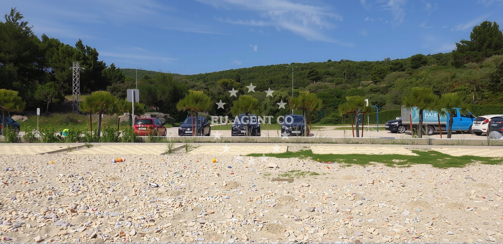 Beach facilities and surroundings at Plaza Artatore in , Cunski