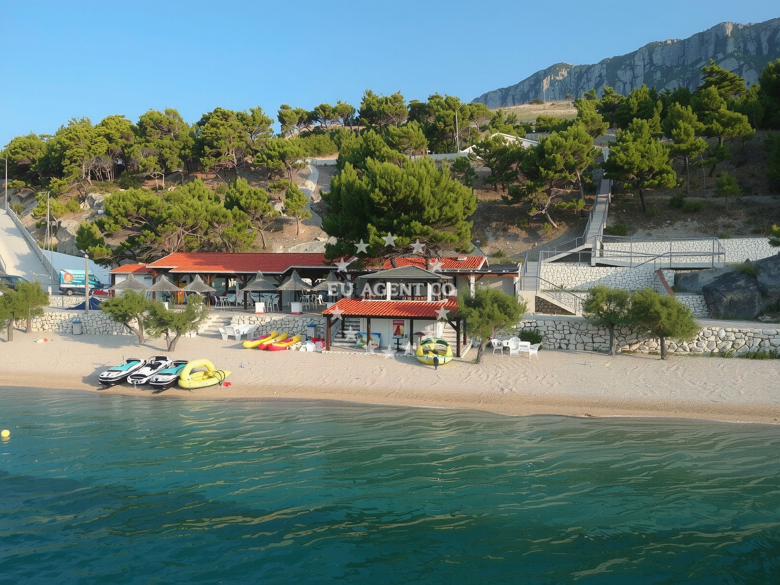 Beach facilities and surroundings at Plaza Artina in Vojskovo I 5, Lokva Rogoznica