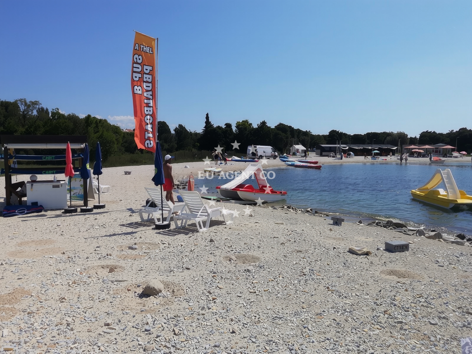 Shoreline and swimming area at Plaza Babe in Primorska ulica 70, Novalja