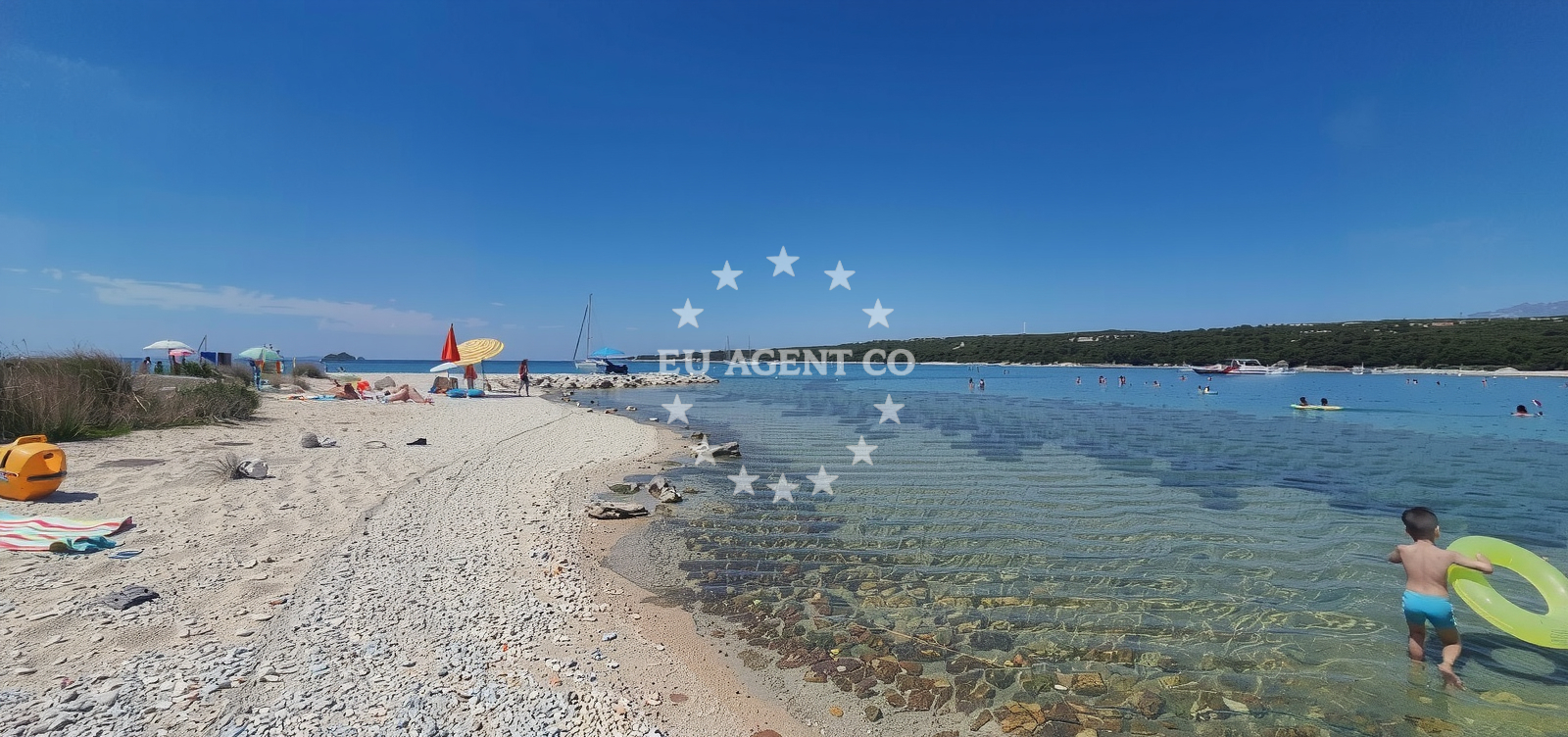 Beach facilities and surroundings at Plaza Babe in Primorska ulica 70, Novalja