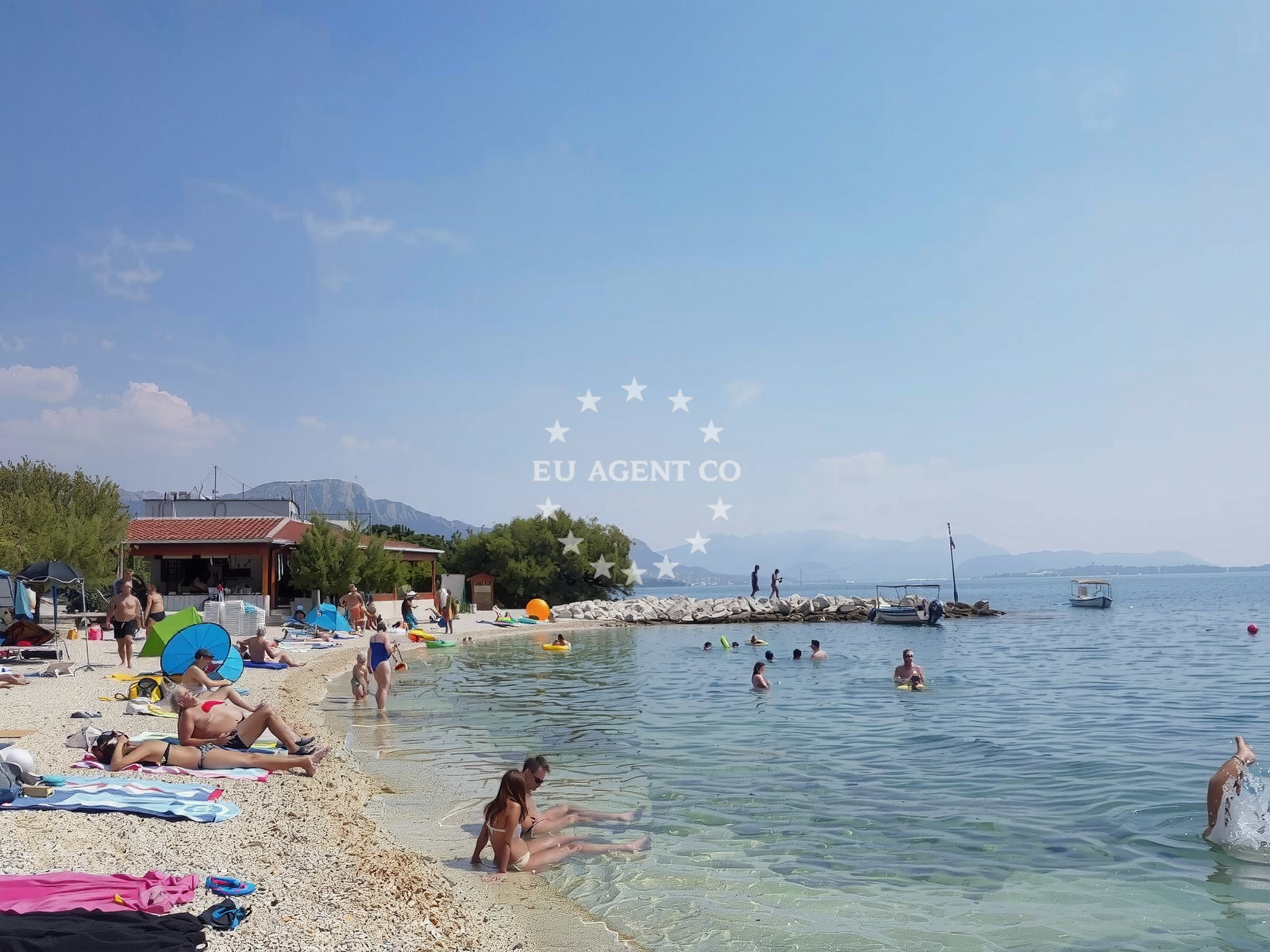 Beach facilities and surroundings at Plaza Bijacka Kastel in Mije Gunjala 3, Kaštela