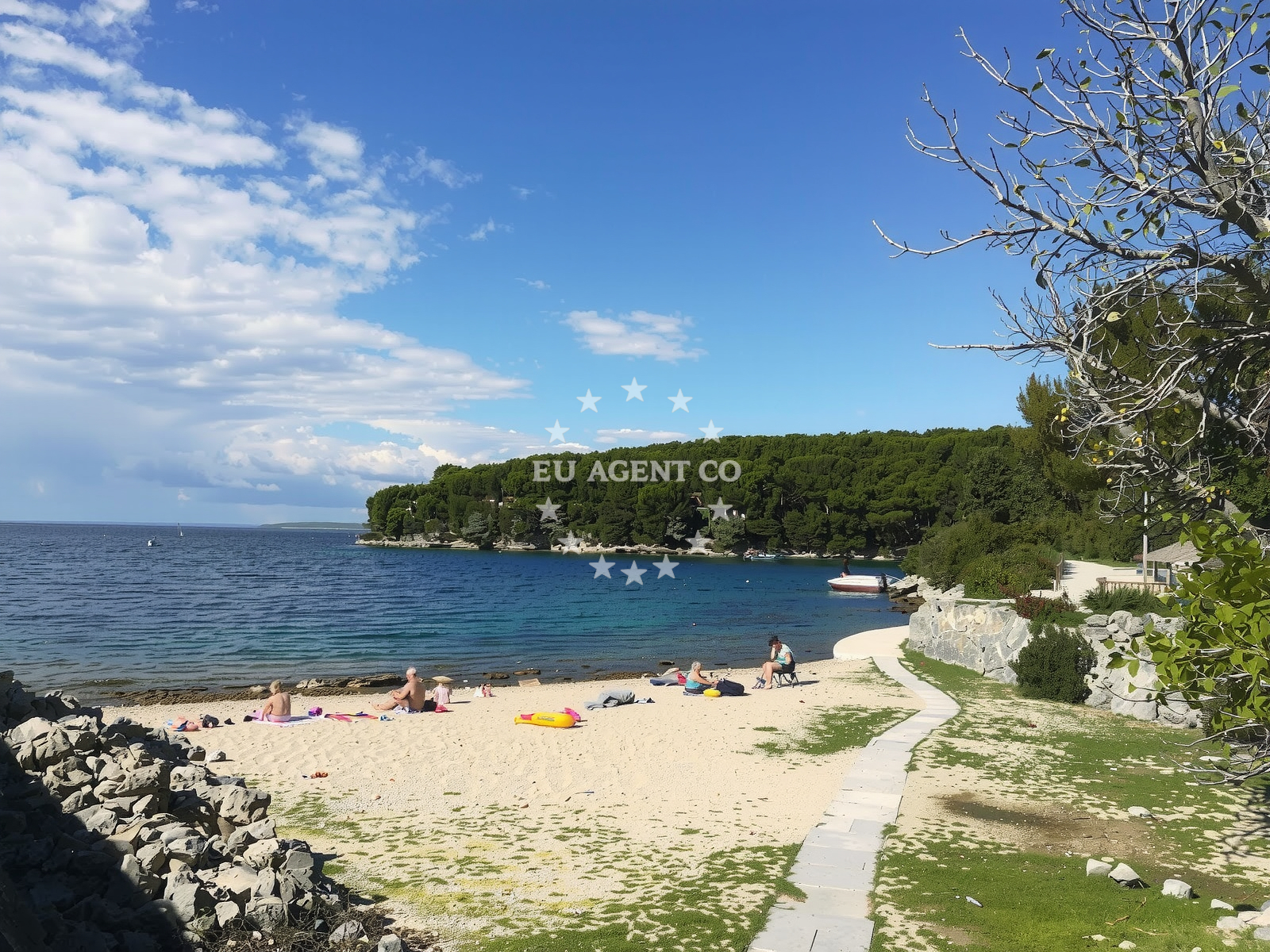 Beach facilities and surroundings at Plaza Bijar I in Osor 63, Osor
