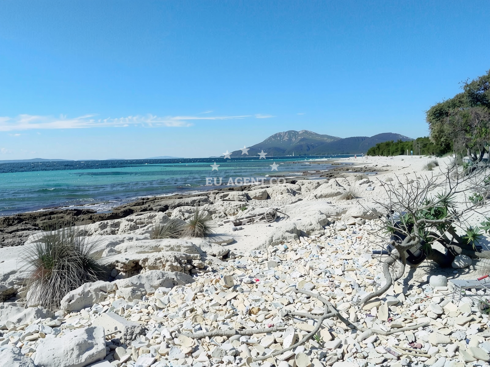 Shoreline and swimming area at Plaza Bijela in Artatore 107, Cunski