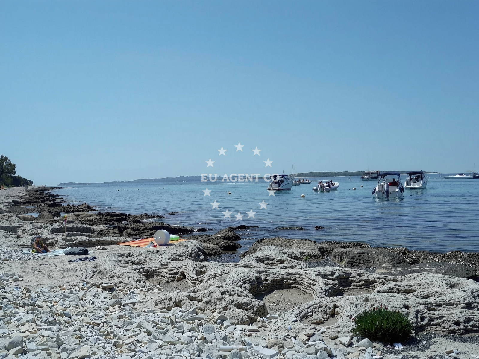 Sea and coastal view of Plaza Bijela in Artatore 107, Cunski