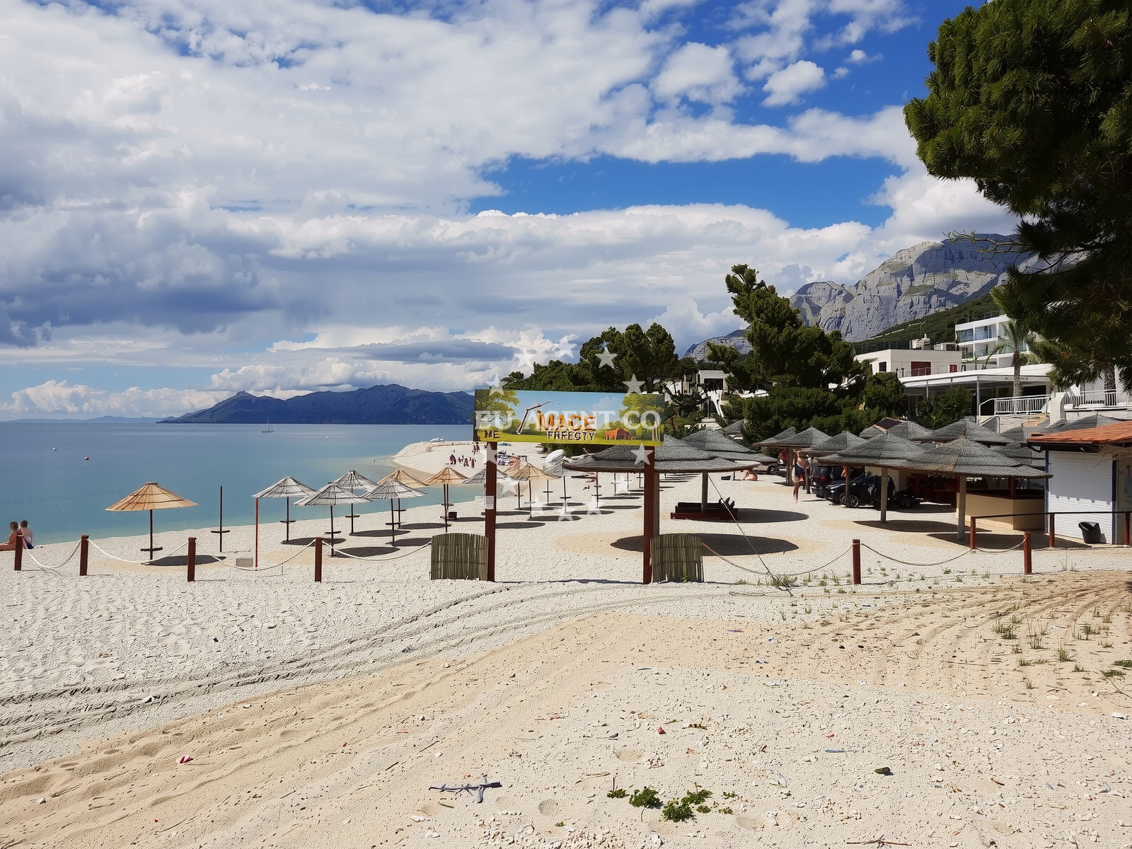 Shoreline and swimming area at Plaza Bilosevac in 141 Vukovarska ulica, Makarska