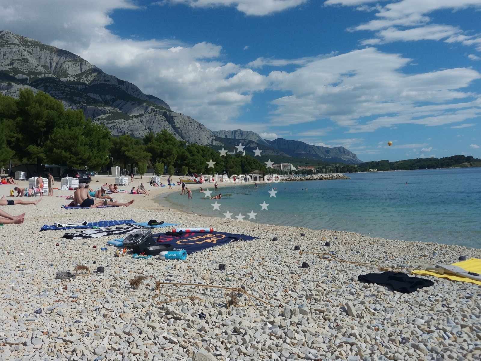 Beach facilities and surroundings at Plaza Bilosevac in 141 Vukovarska ulica, Makarska