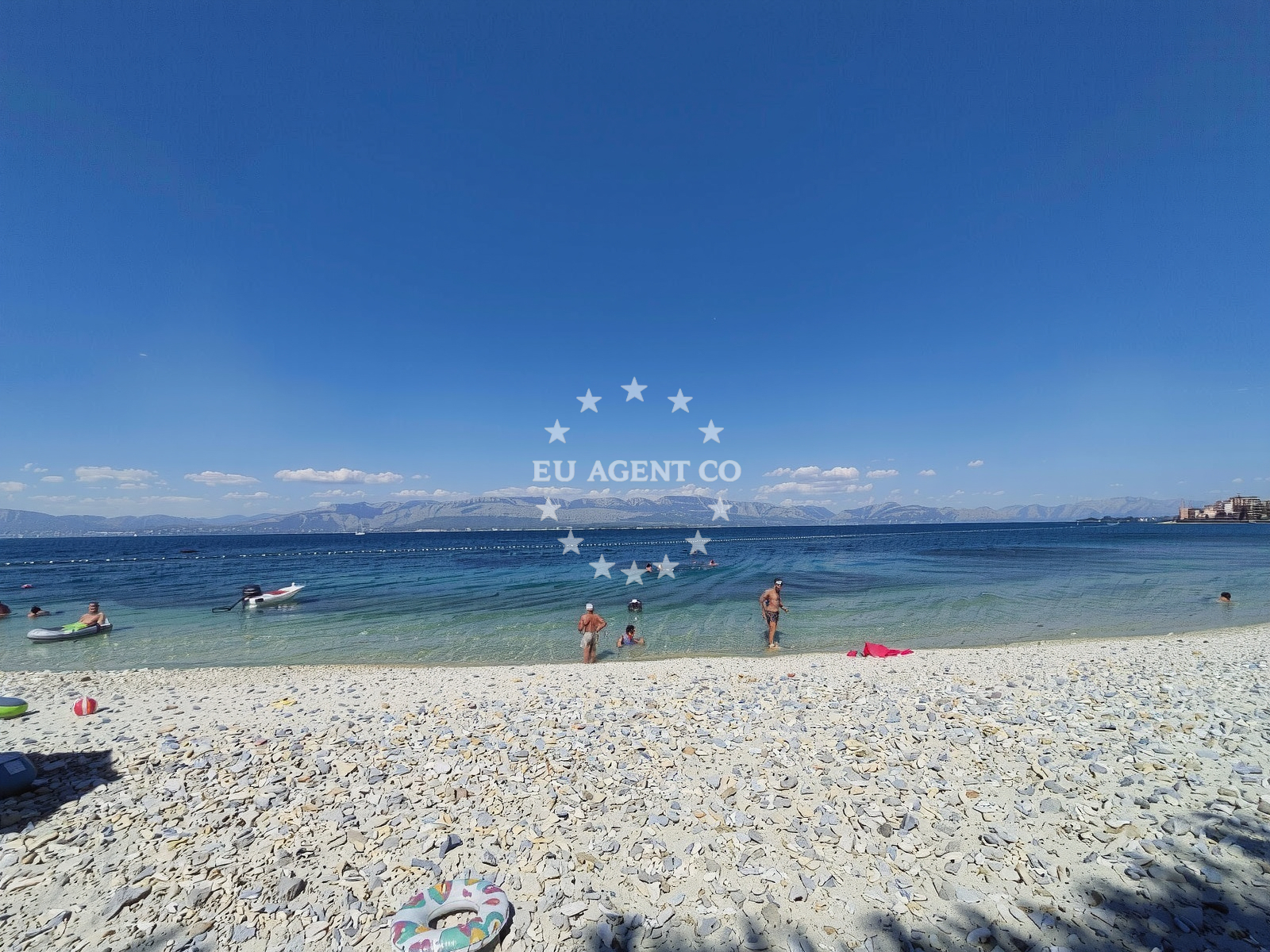 Shoreline and swimming area at Plaza Bistrica in Braće Ivanović Valerijev 17, Sutivan
