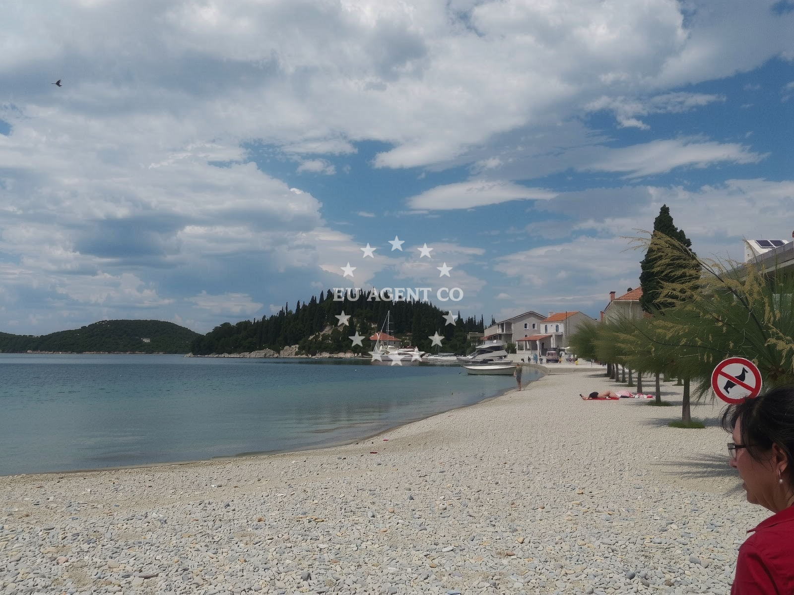 Beach facilities and surroundings at Plaza Blace in Lazetina 30 1, Blace