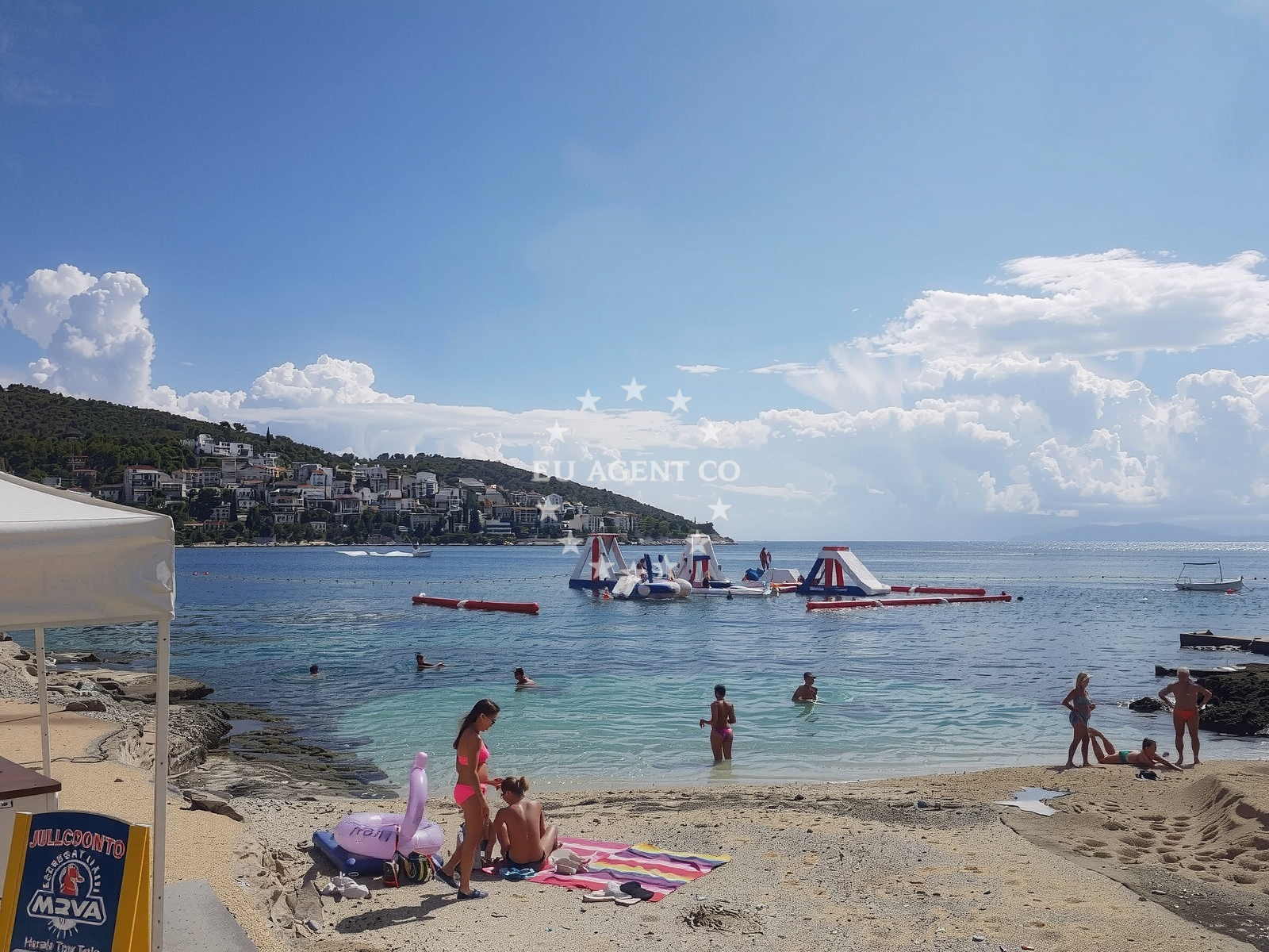 Beach facilities and surroundings at Plaza Bocici in Put Barbine, Trogir