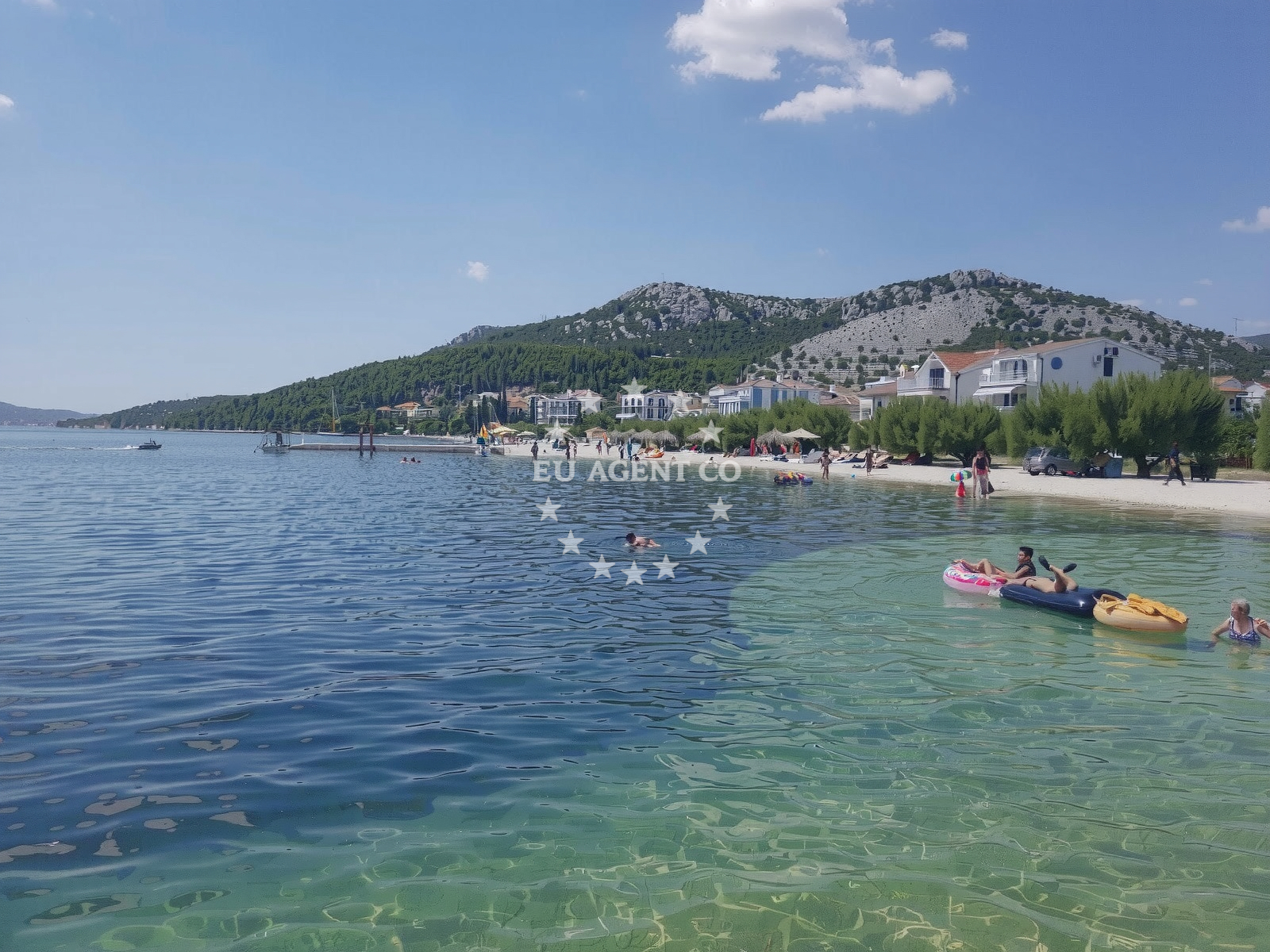Beach facilities and surroundings at Plaza Bucevica in Obala Mira Barešića 27, Seget Vranjica