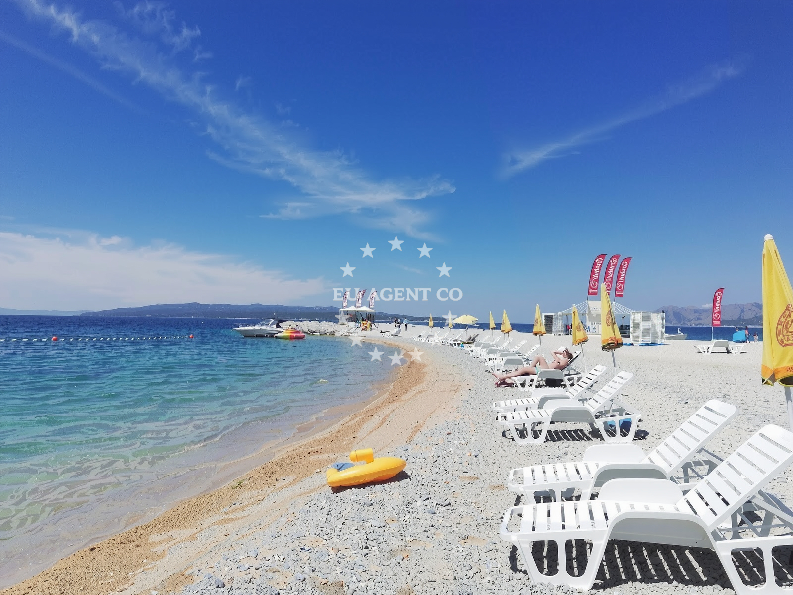 Beach facilities and surroundings at Plaza CVITACKA in Zagrebačka 100, Makarska