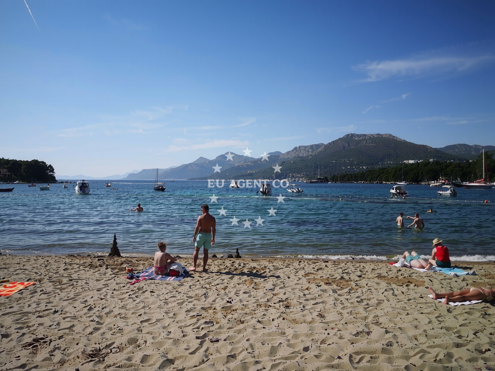 Beach facilities and surroundings at Plaza Donje Celo in Gornje celo, Koločep