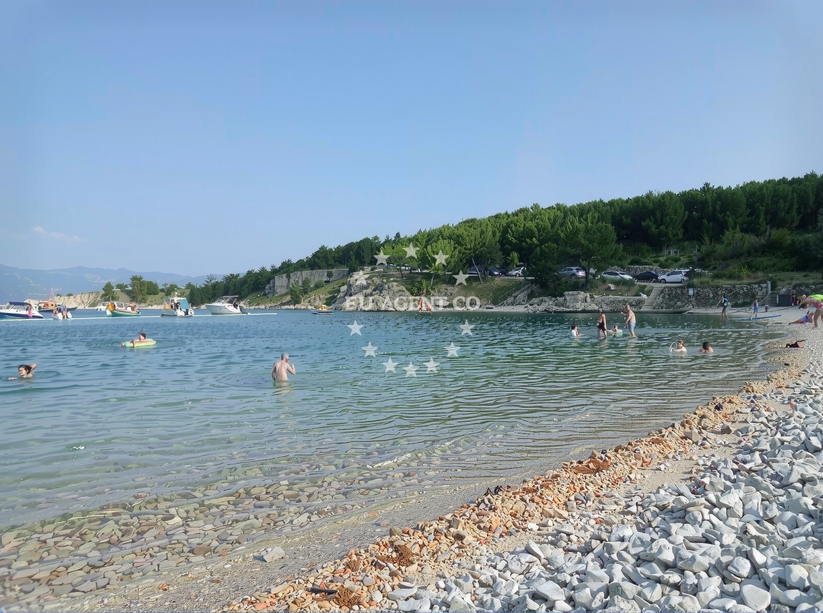 Shoreline and swimming area at Plaza Donje Polje in Jesenovica 40 a, Šilo