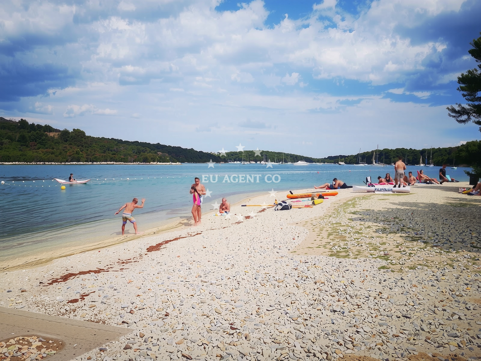 Shoreline and swimming area at Plaza Fratarski Otok in 69 Indije, Banjole