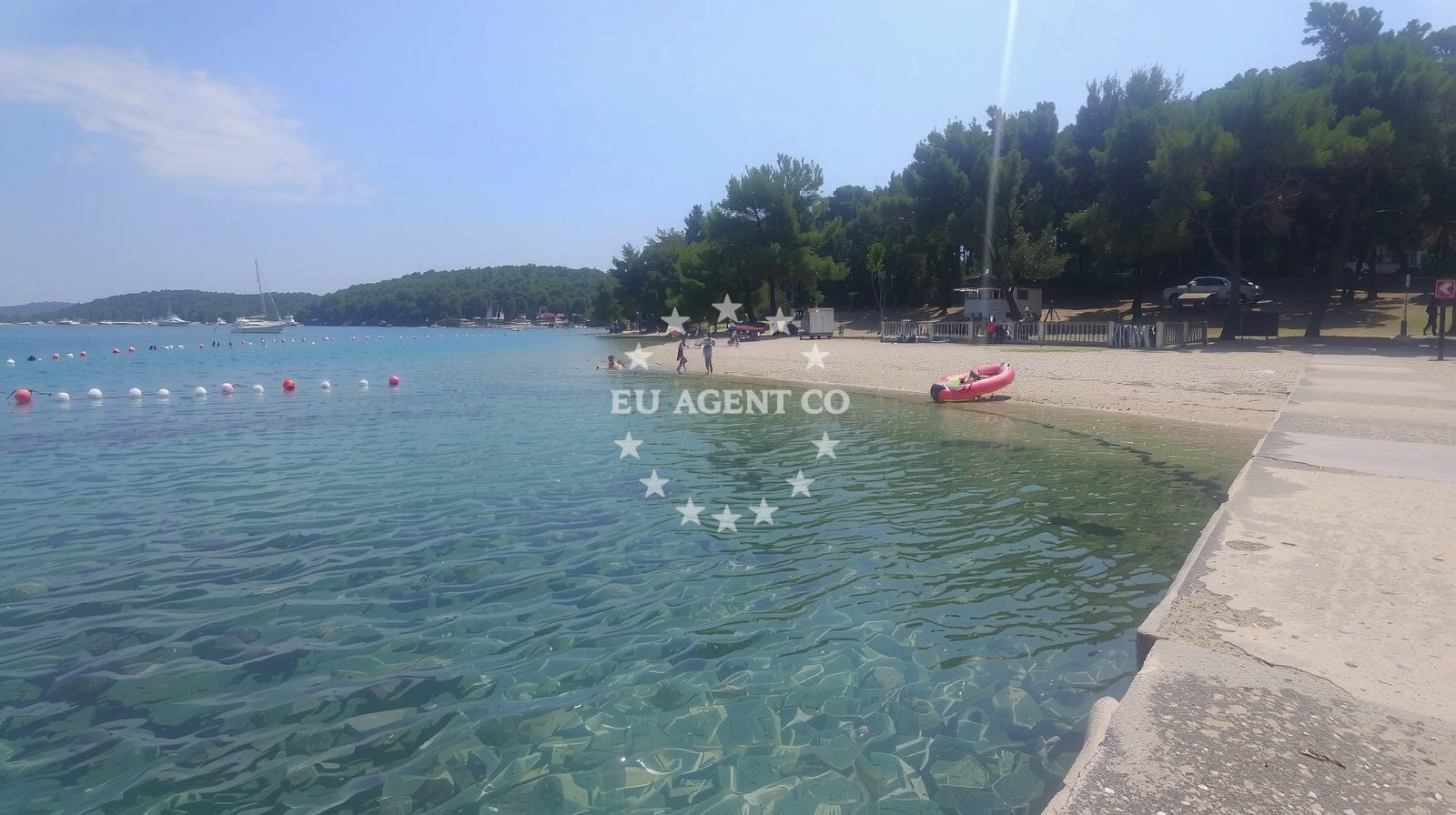 Sea and coastal view of Plaza Fratarski Otok in 69 Indije, Banjole