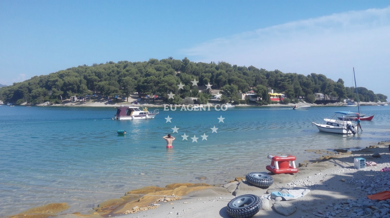 Beach facilities and surroundings at Plaza Fratarski Otok in 69 Indije, Banjole