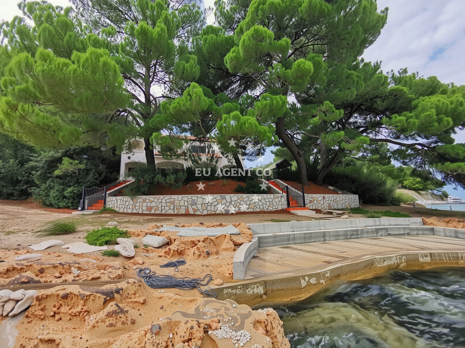 Beach facilities and surroundings at Plaza Glavicine in Glavičine 44, Tkon