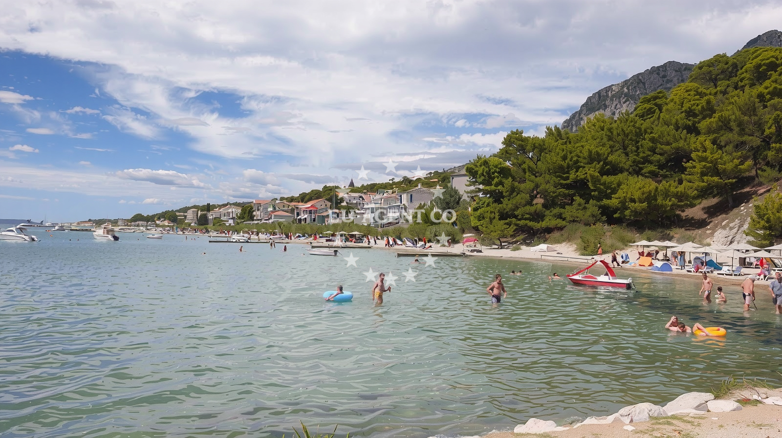 Beach facilities and surroundings at Plaza Golubinka in 13 Poljička cesta - Golubinka, Duće