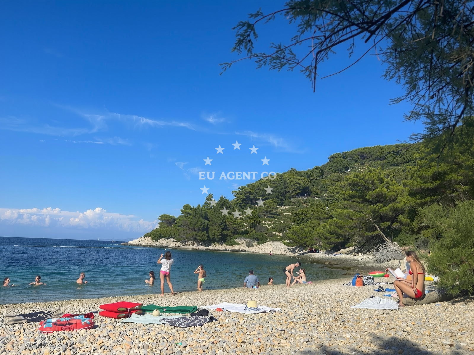 Beach facilities and surroundings at Plaza Grandovac in Otok Host 1, Vis