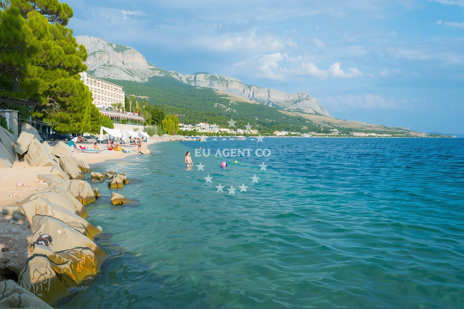 Beach facilities and surroundings at Plaza Jadran