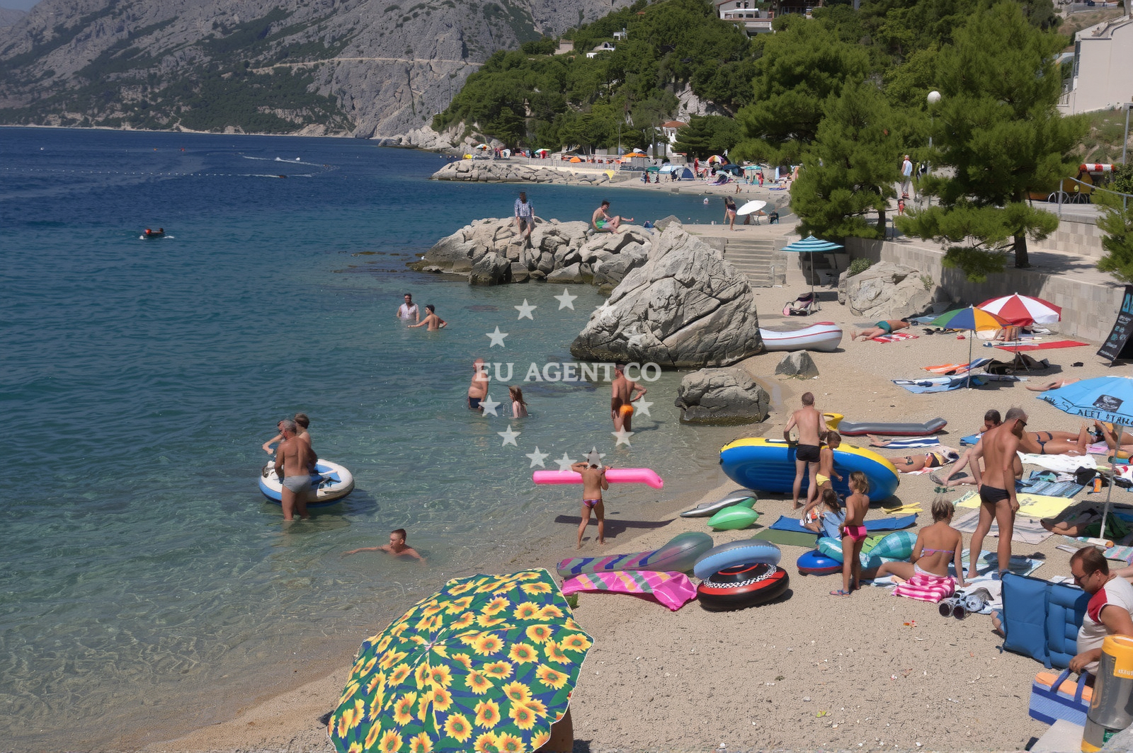 Shoreline and swimming area at Plaza Jardula in Stomarica 16, Brela