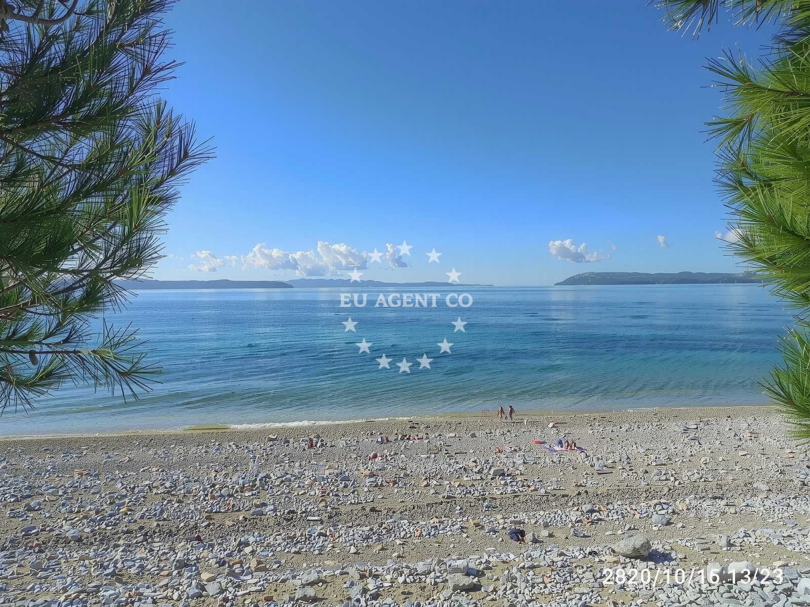 Shoreline and swimming area at Plaza Kamena in Kamena 68, Tučepi