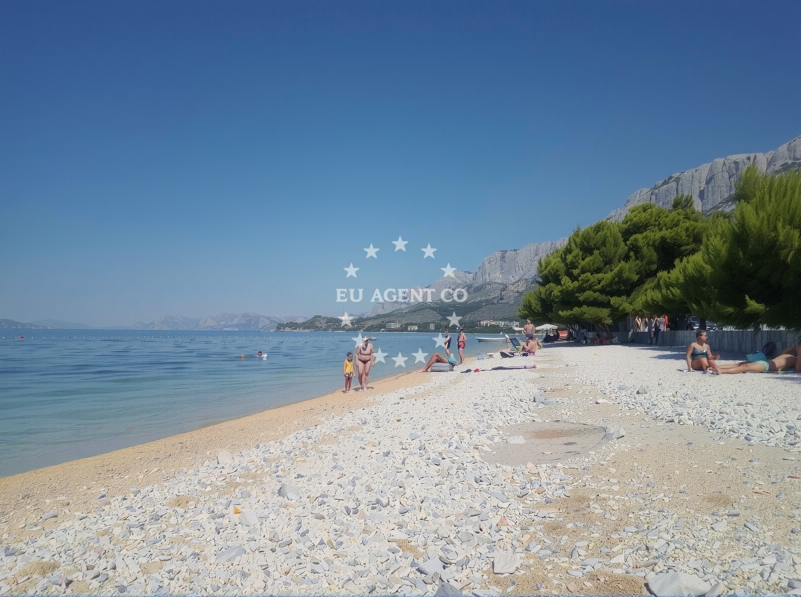 Beach facilities and surroundings at Plaza Kamena in Kamena 68, Tučepi