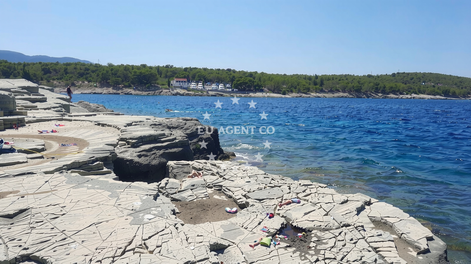 Beach facilities and surroundings at Plaza Kamenjara in Vrboska 184, Vrboska