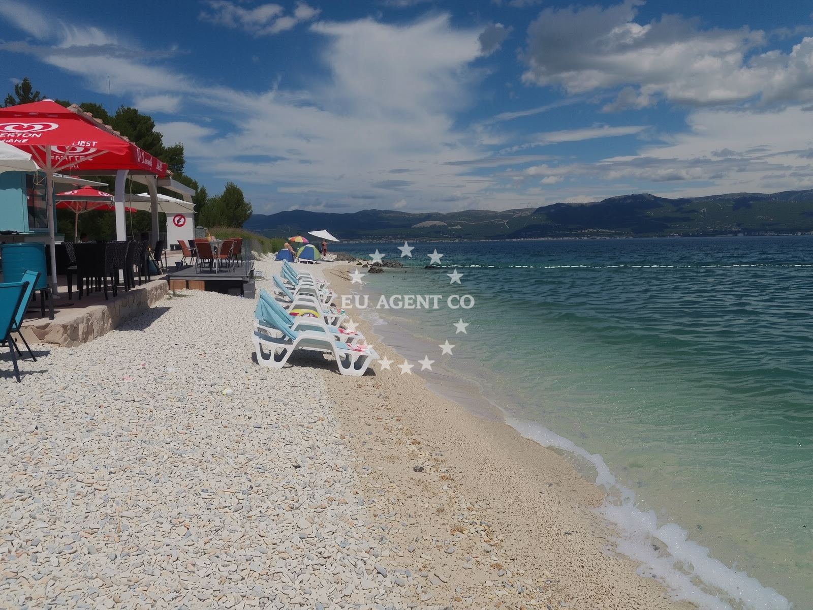 Beach facilities and surroundings at Plaza Kava Slatine in Zvonimirova obala 96, Slatine