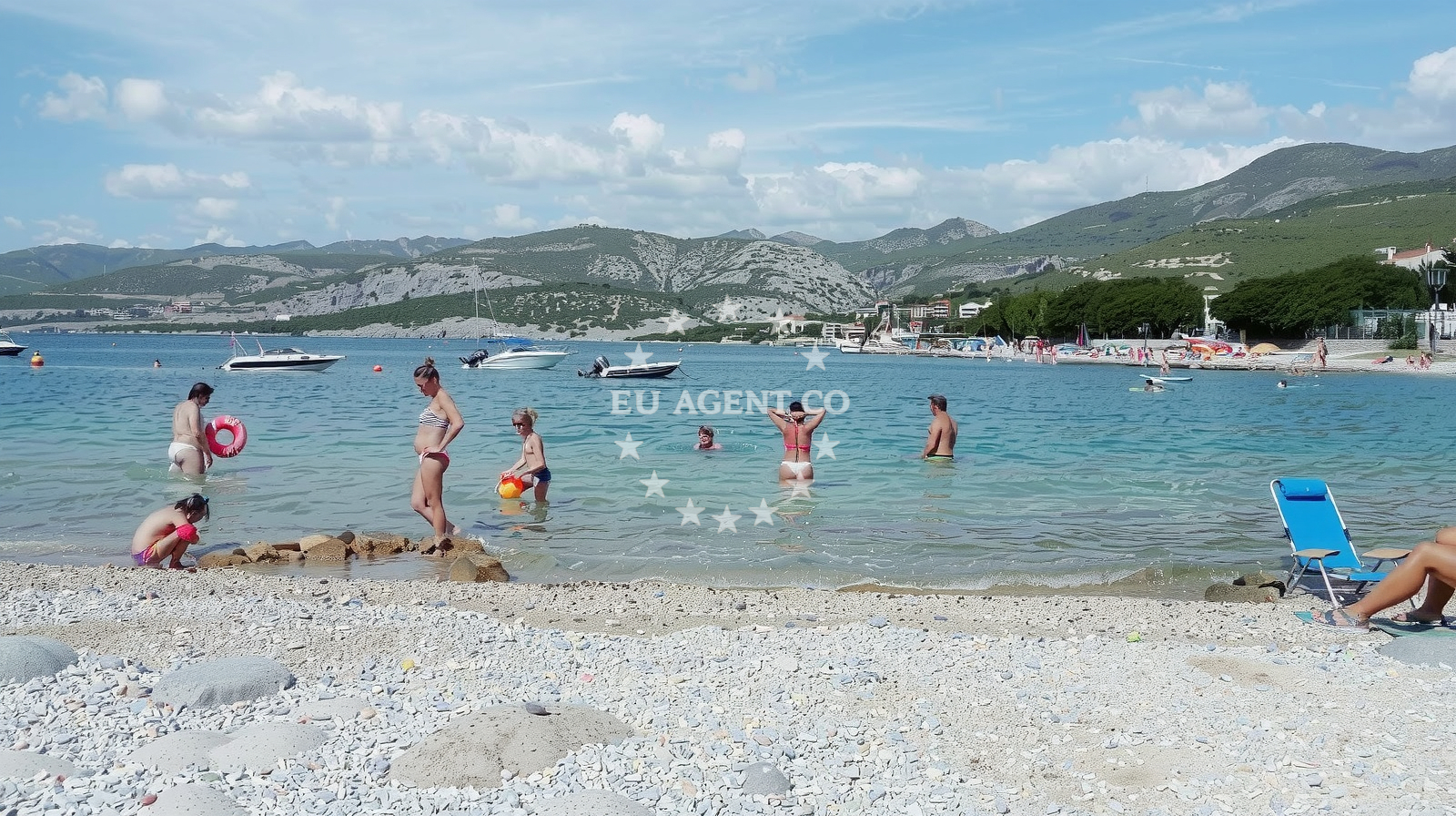 Beach facilities and surroundings at Plaza Klenovica in 20 Velebitska Ulica, Klenovica