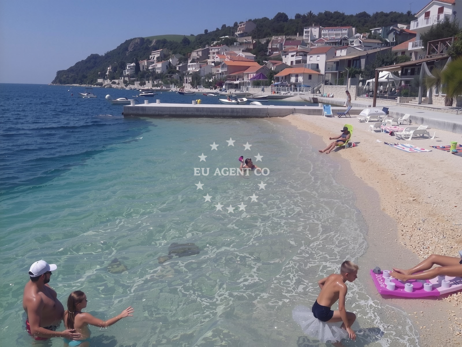 Shoreline and swimming area at Plaza Komarna II in Komarna 61/1, Komarna