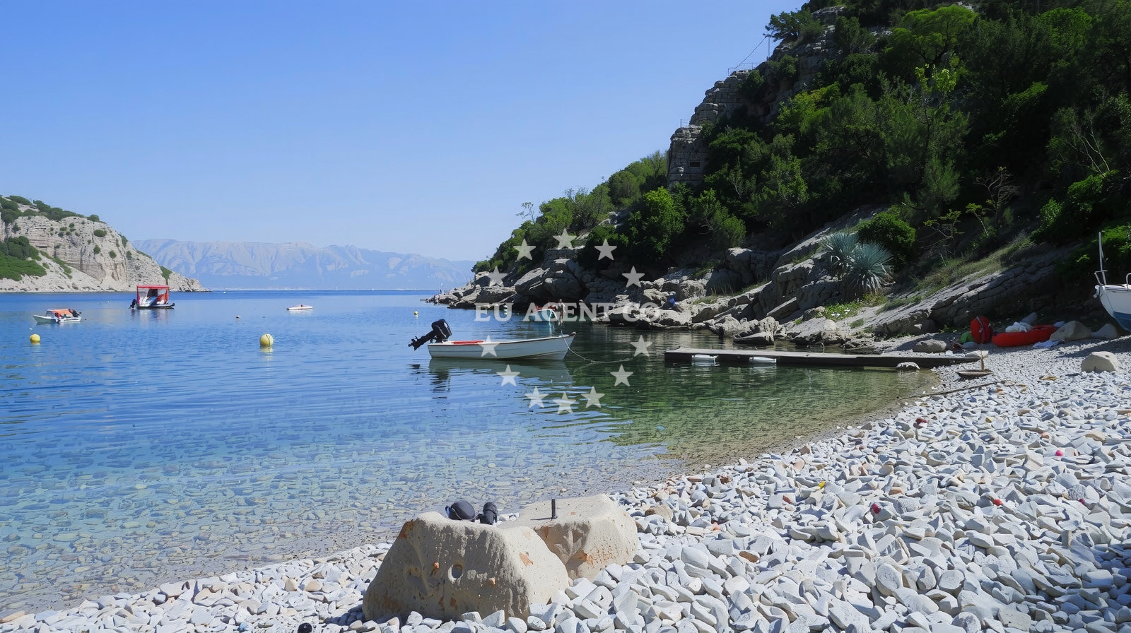 Beach facilities and surroundings at Plaza Kozica in Zastražišće bočić 173(Pokrivenik), Zastražišće