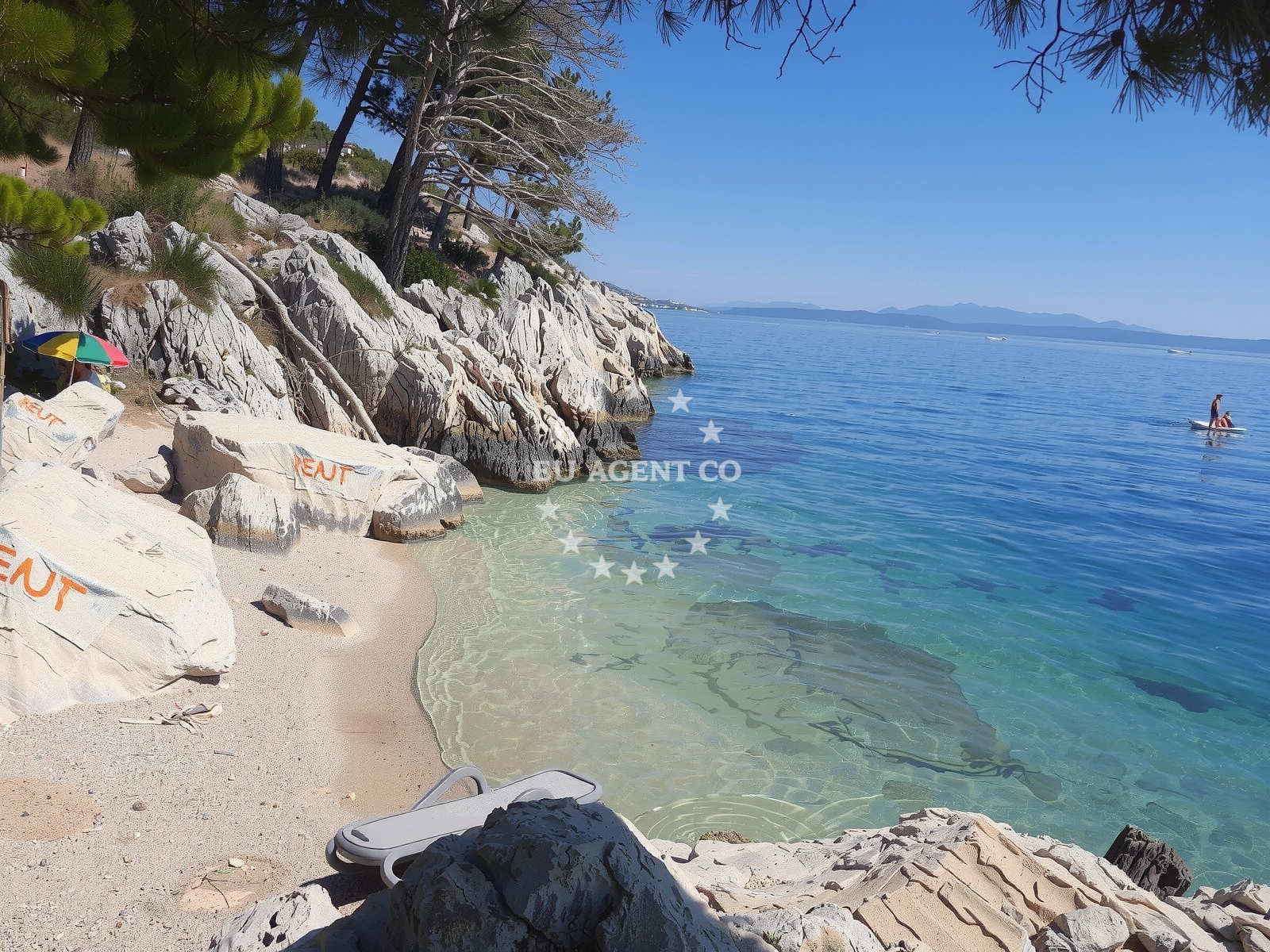 Beach facilities and surroundings at Plaza Kraljev gaj in 77 Dračevice, Tučepi