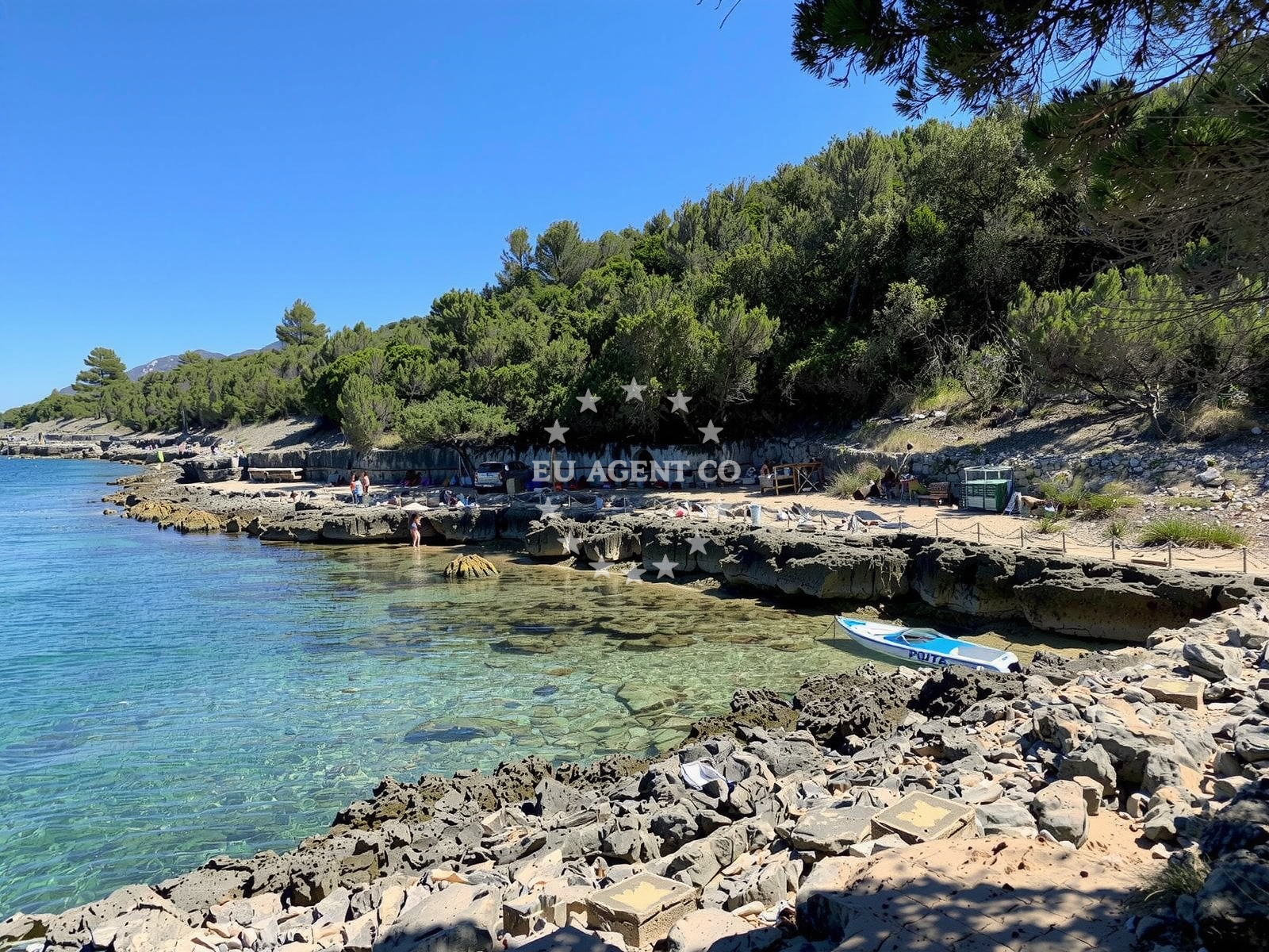Shoreline and swimming area at Plaza Loviste in Lovište apartmán, Lovište