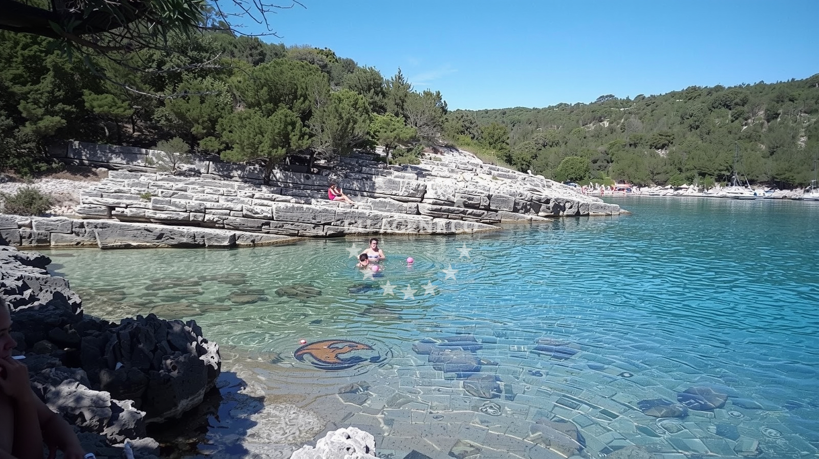 Beach facilities and surroundings at Plaza Loviste in Lovište apartmán, Lovište
