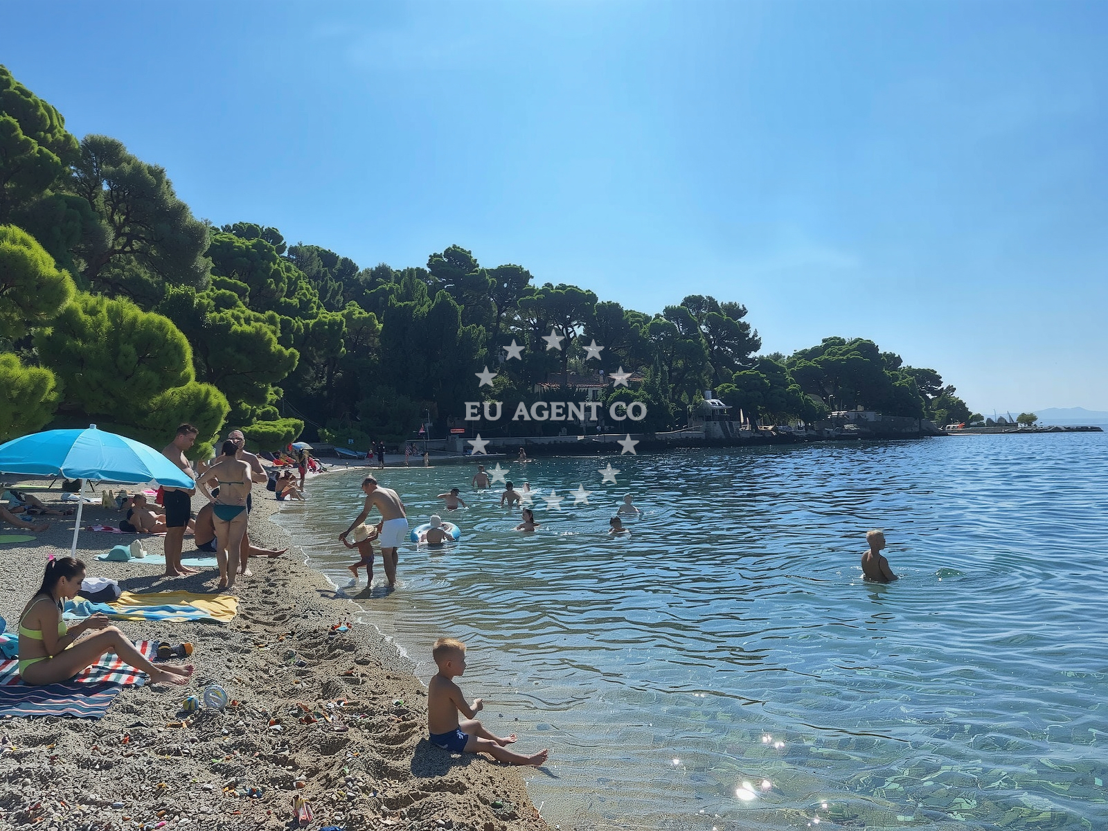 Beach facilities and surroundings at Plaza Maestral in Frankopanska 5, Brela
