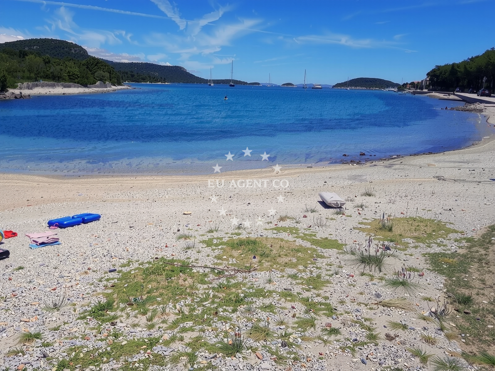Shoreline and swimming area at Plaza Mala Lamjana in , Kali