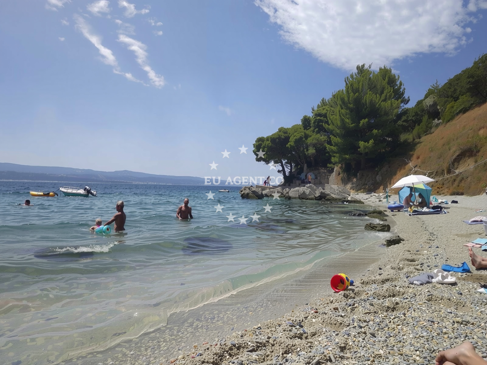 Shoreline and swimming area at Plaza Mala Luka in 6 Put Nemire, Omiš