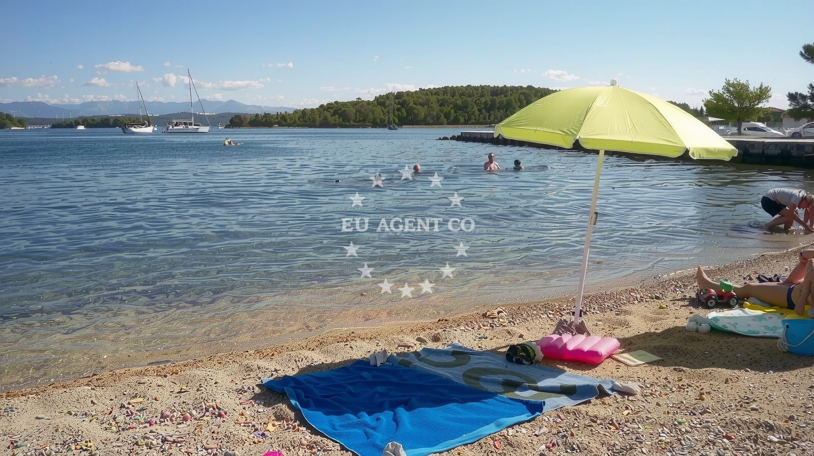 Shoreline and swimming area at Plaza Mali Zdrelac in Ždrelac, Ždrelac