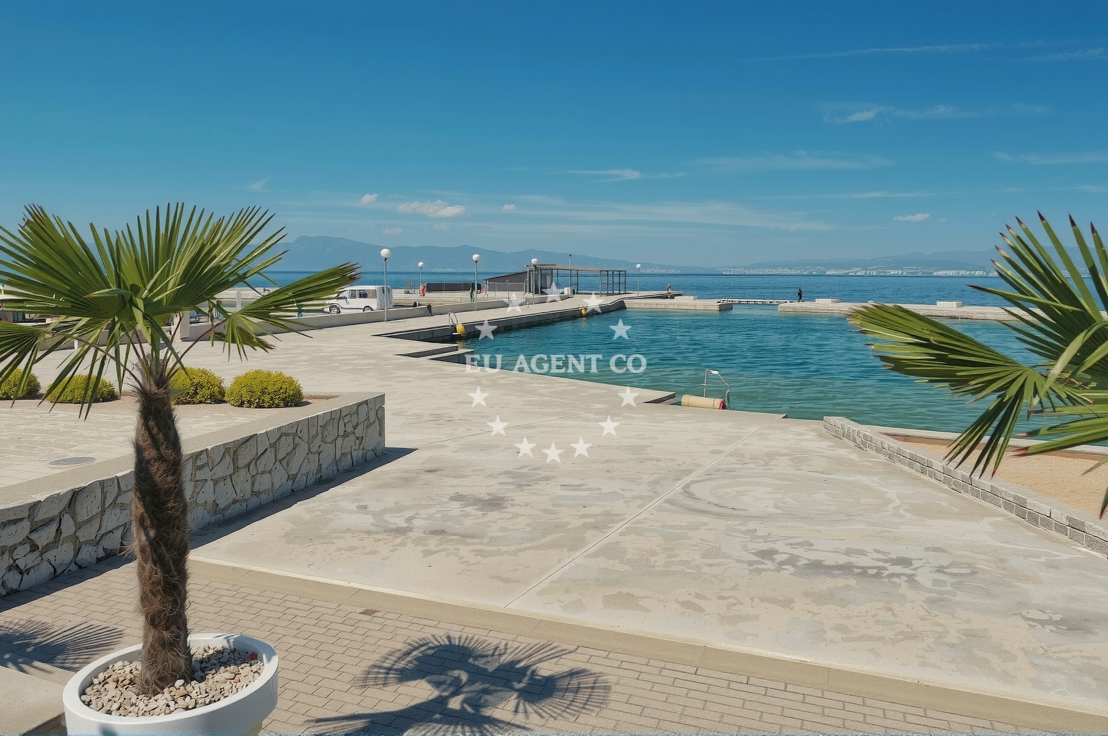 Beach facilities and surroundings at Plaza Malin in Zagrebačka 7, Malinska