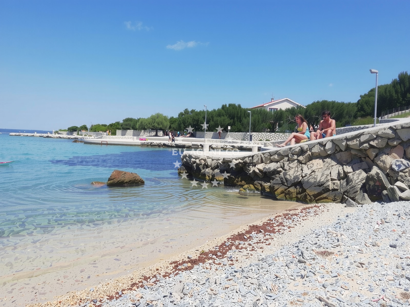 Beach facilities and surroundings at Plaza Mata in Mata 9, Lun