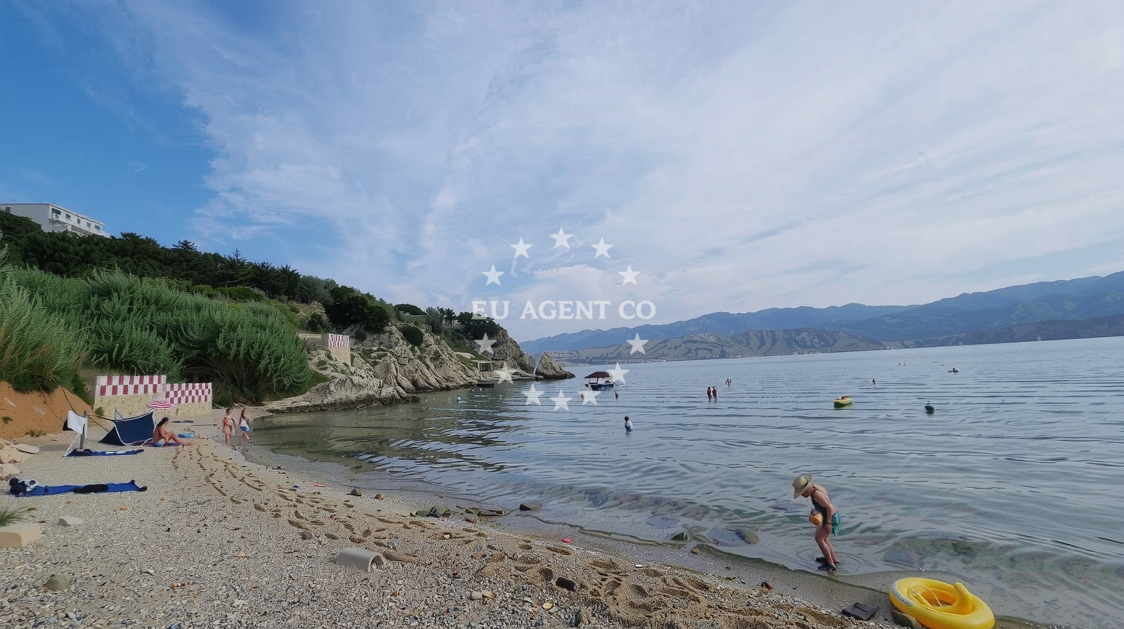 Shoreline and swimming area at Plaza Mirmanica Voda in Bošana 16, Pag