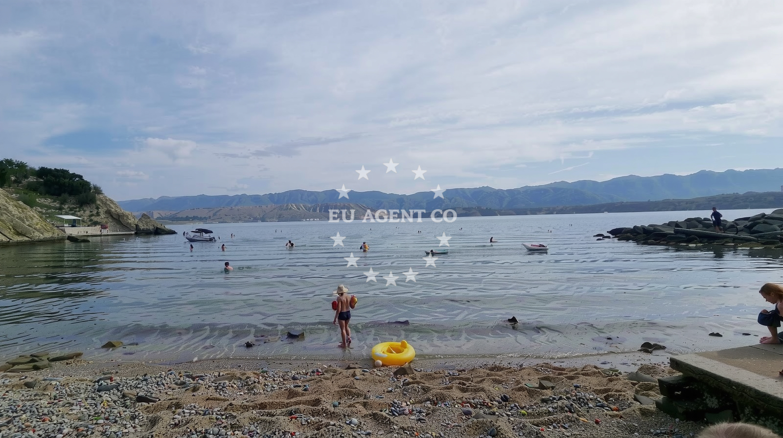 Beach facilities and surroundings at Plaza Mirmanica Voda in Bošana 16, Pag