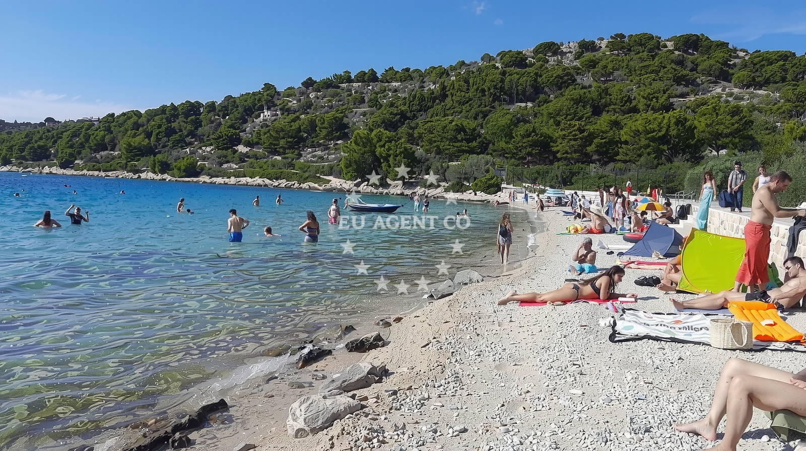 Beach facilities and surroundings at Plaza Murter in Sabuni 11, Murter